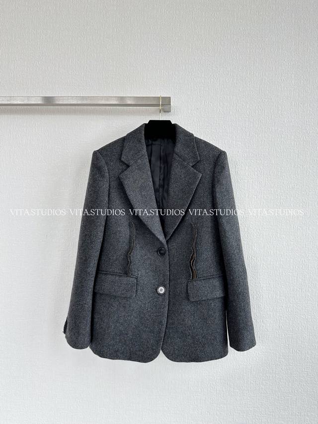 Hot item, limited stock now! blazer. Made from high-quality fine-pile wool, the