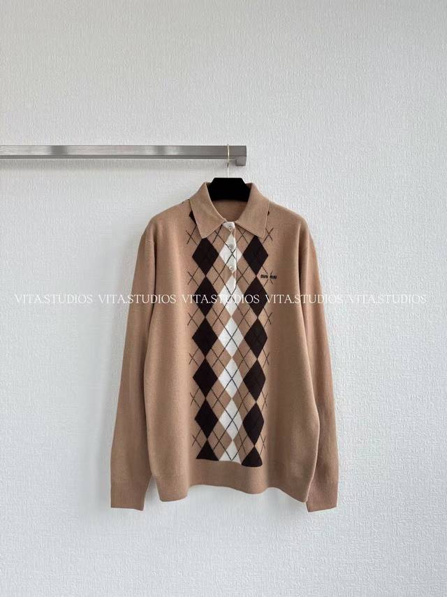 New Arrival Pre-Order Lapel Diamond Quilted Sweater is made of 100% wool for a