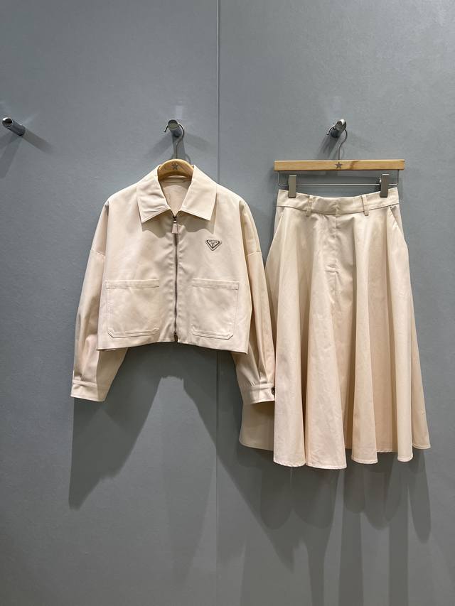New casual lapel short jacket A-line large swing skirt can be matched with a se