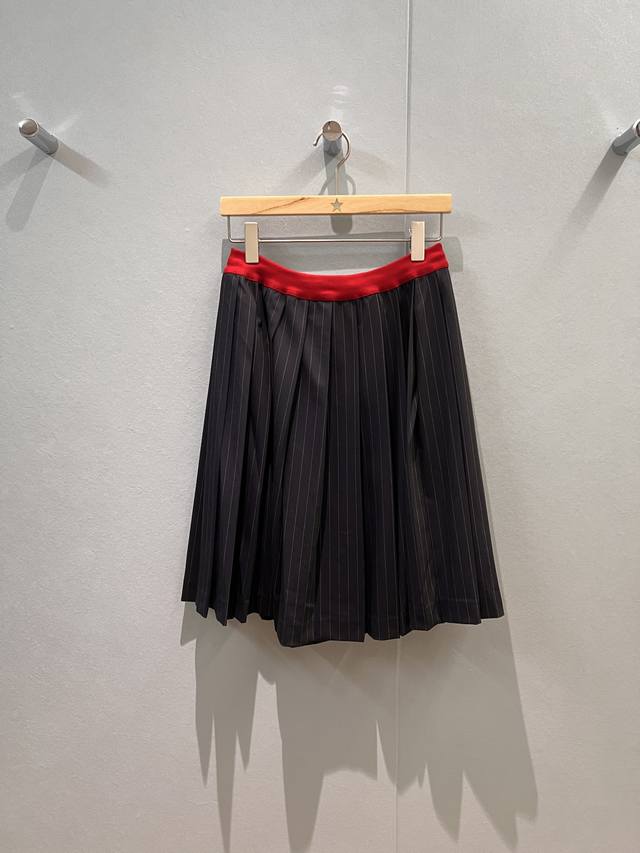 New red ribbed striped pleated skirt with drawstring waist adjustment and embro