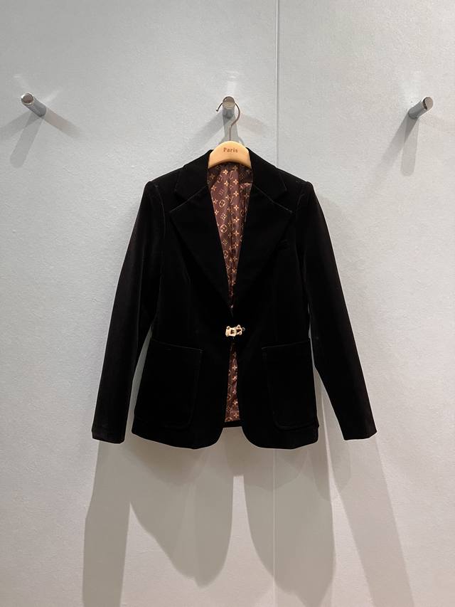 New velvet jacket with metal buttons, classic floral lining, fashionable commut