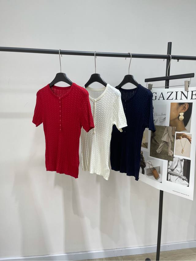 A niche three-color, multi-button, cable-knit, thin short-sleeve top. Fabric: Ul