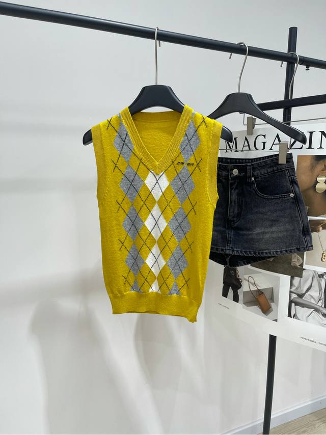 M Yellow diamond V-neck knitted vest DDD, fabric: wool blend Color: yellow 2025