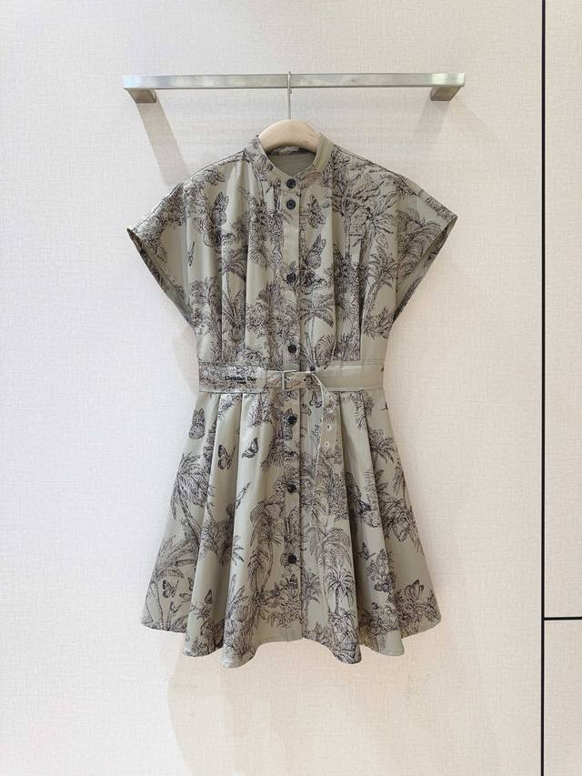 D's new arrival, a black butterfly print khaki dress, is made of 100% cotton wit