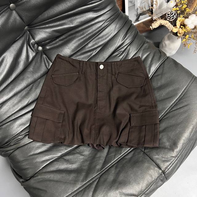 25's new skirt for early fall is the perfect way to rock a cool street style! Av