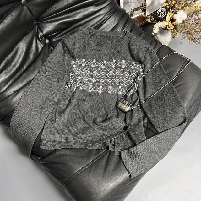 25 Early autumn new top Contrast color beading embellishment, black, gray and br