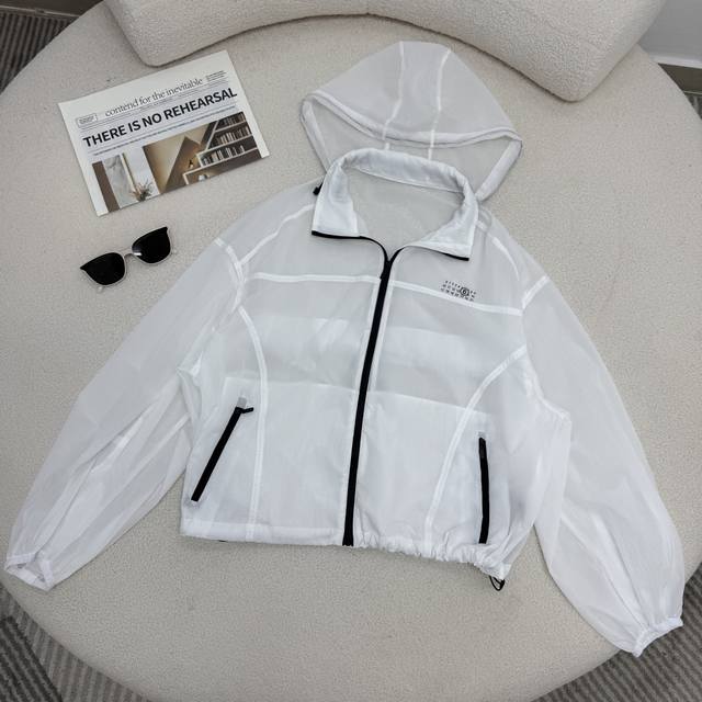 A must-have sun protection jacket for holidays! Mm6 25 Spring/Summer new arrival