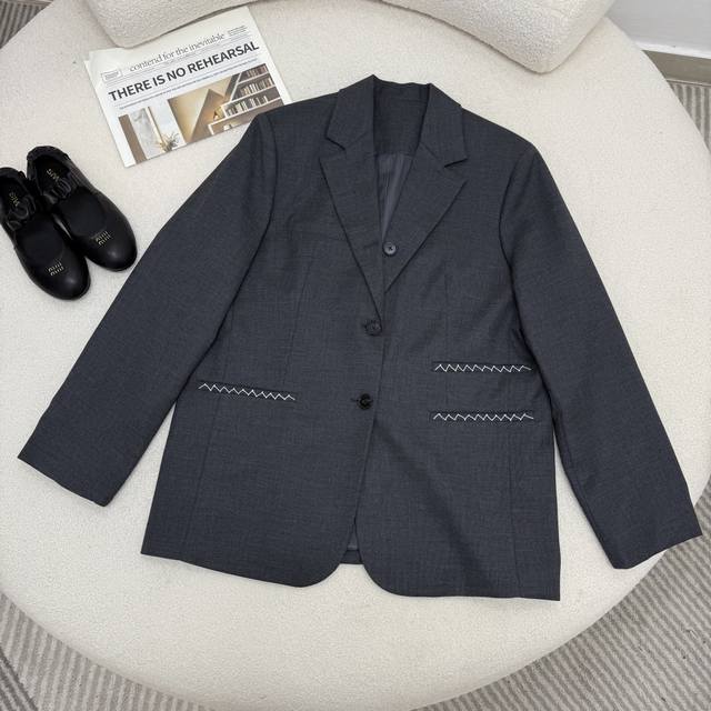 Fashionable niche 25 Early Autumn silhouette stylish gray suit jacket with a sty