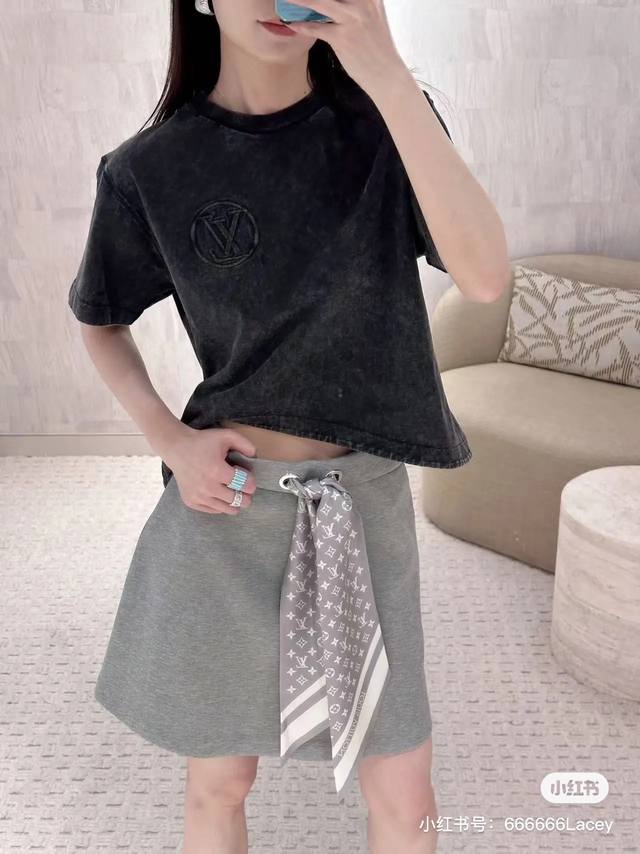 25Fw Early Autumn New Silk Scarf Skirt Silk Scarf is made of silk material Perfe