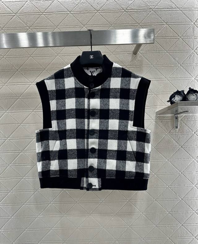 Louis Vuitto* 2025 New Arrivals: Plaid Brushed Vest and Skirt Set. Made from imp