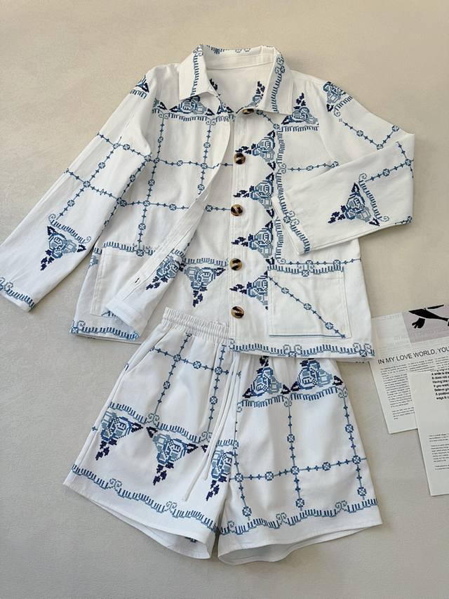 Blue and white porcelain art-like fine goods.. Sissel.. Eiffel Tower embroidered