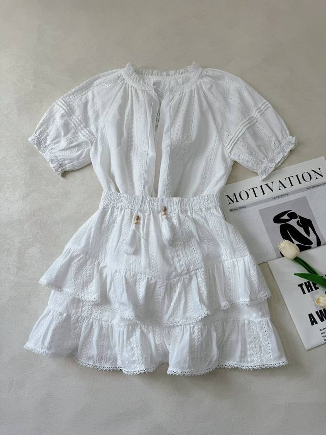 Enjoy a relaxing summer holiday in pure white. This style combination is suitab