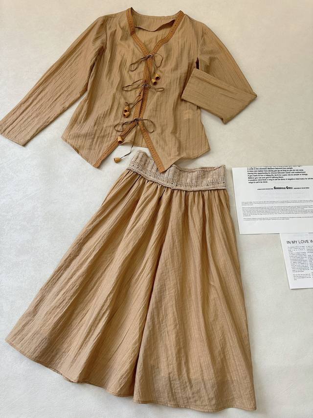 This gilded suit, also worn by Zhong Chuxi, exudes a luxurious, bohemian holida