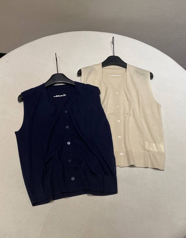 Sizes: S M L Editio* 2025 New V-Neck Sheep Wool Knit Vest A truly legendary pie