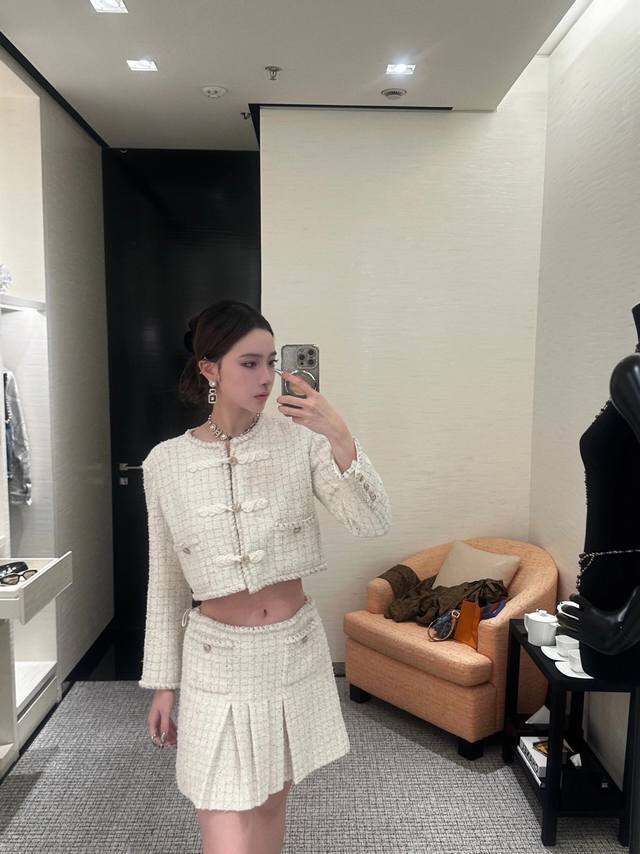 Jacket Skirt Chane* 25B New from the Haute Couture Collection, a heavy-buttoned,