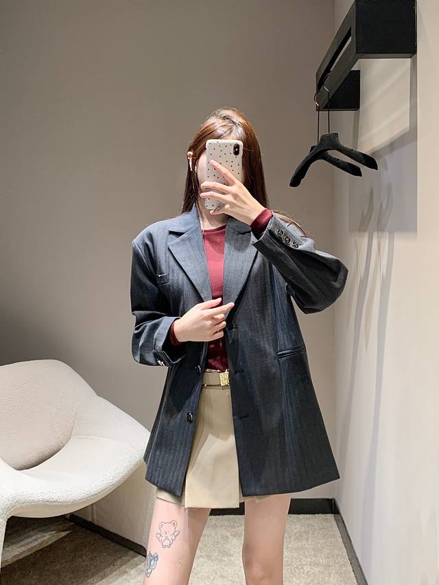 Prad* 25Fw's new early fall classic triangle-embellished blazer is stylish and p