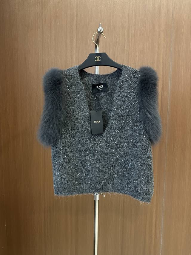 Fend* New arrival for fall! fox fur knitted vest with deep V-neck design and seq