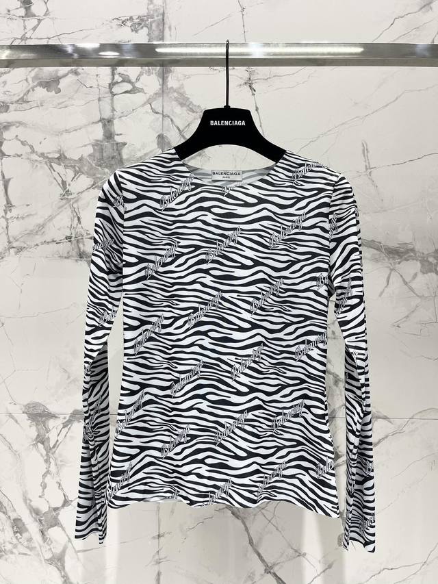 Retro leopard print bottoming shirtThe leopard print design is so cool! Retro an