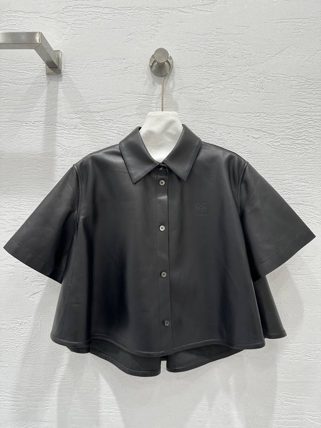 Original quality Lo*We25 Early Fall new arrival, this adorable A-line cape-styl