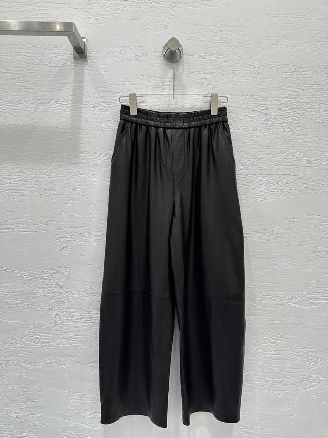 Original quality Lo*We25 early fall new arrival, retro, modern, and stylish lea