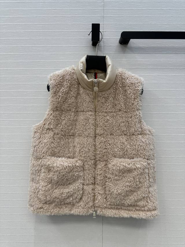 Exclusive first-run, original quality Mo fur down vest. Custom-made, eco-friend