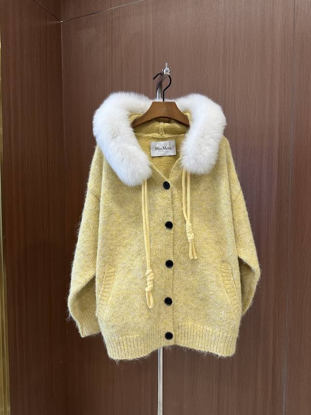 Maxmara * New arrival for fall! fox fur knitted cardigan with fur collar. Super