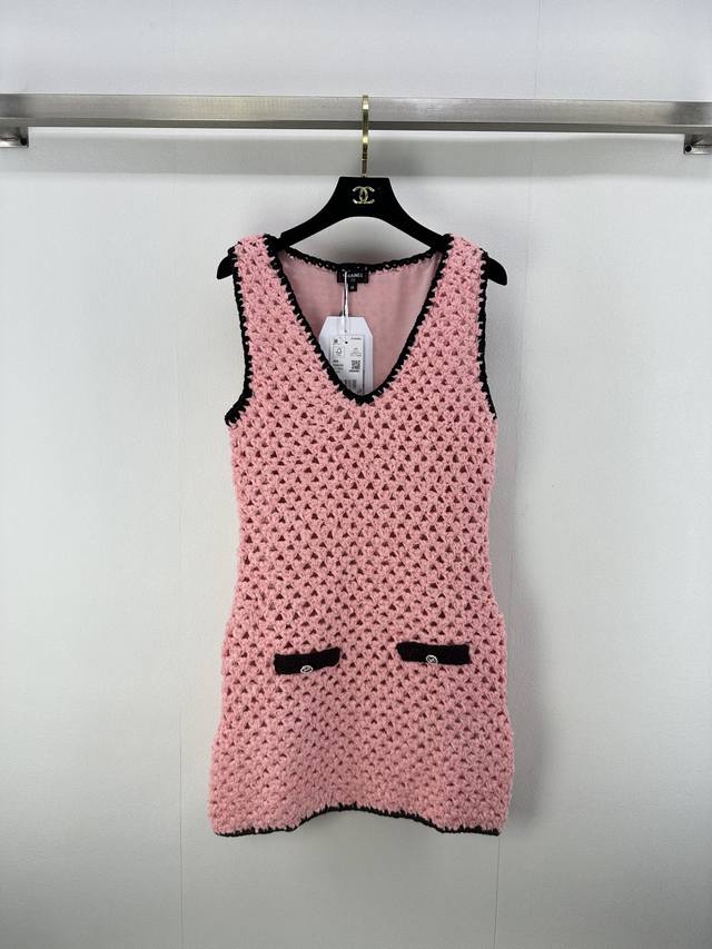 Chane* New Details 25 Early Fall's newest contrast-colored woven V-neck vest dre