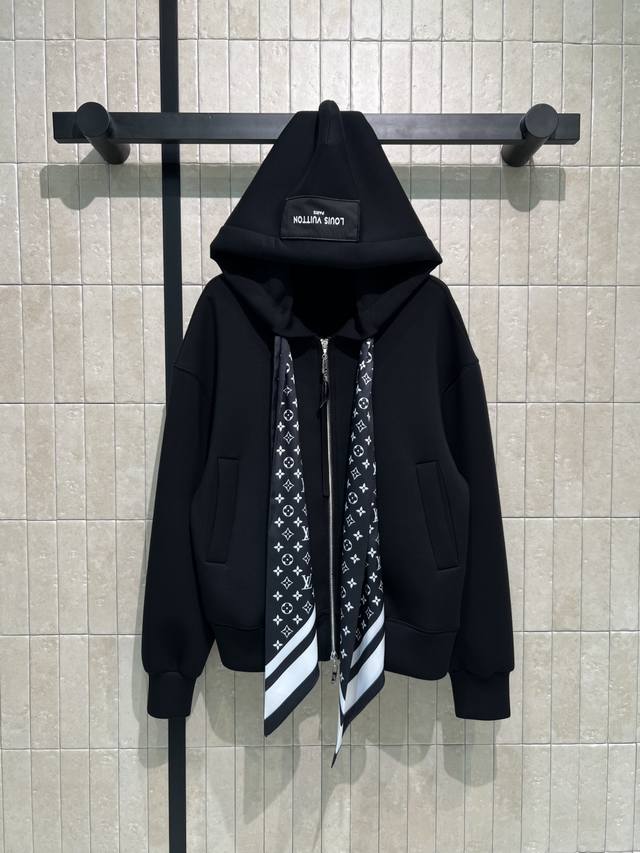Ljia 25's new early autumn silk scarf is paired with a casual hooded jacket. Mad
