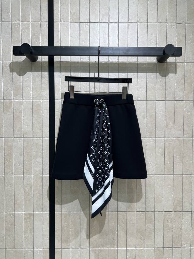 Ljia 25's new early autumn silk scarf is paired with a short skirt. The high-wai