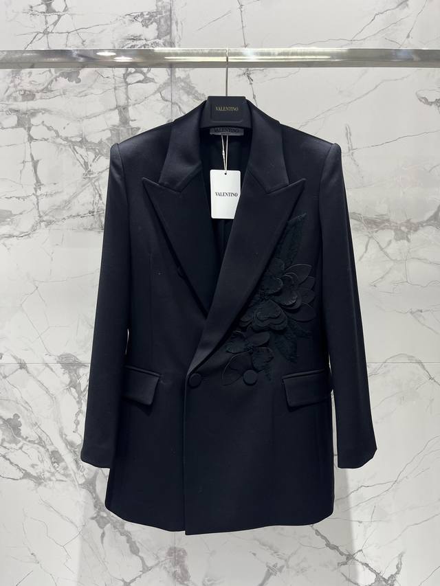 Valentino Floral Blazer The tailoring of the blazer is very fitting, retaining t