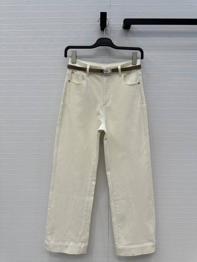 Highly recommend H's new, casual, and stylish high-stretch straight jeans. The