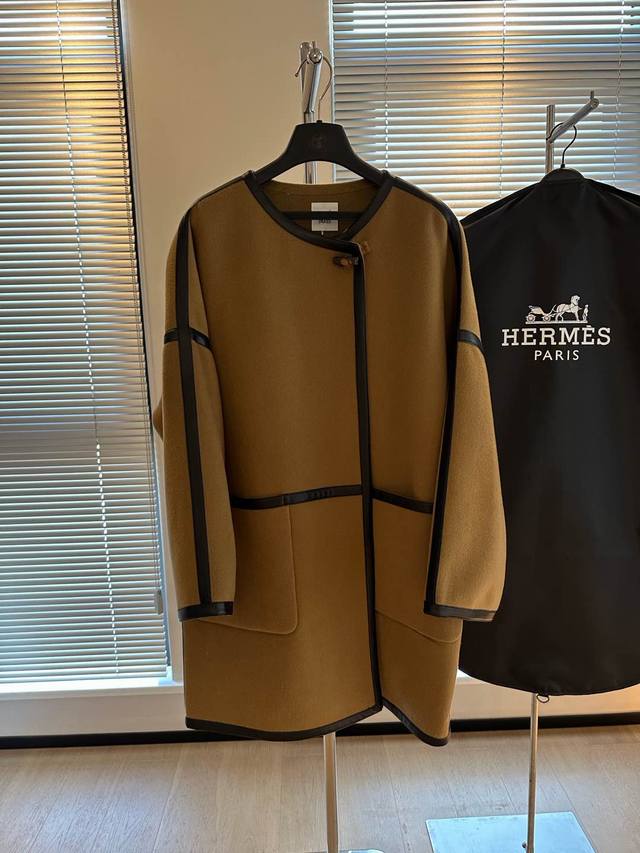 Hms H's same style, the highest grade cashmere coat continues the H's classic ve
