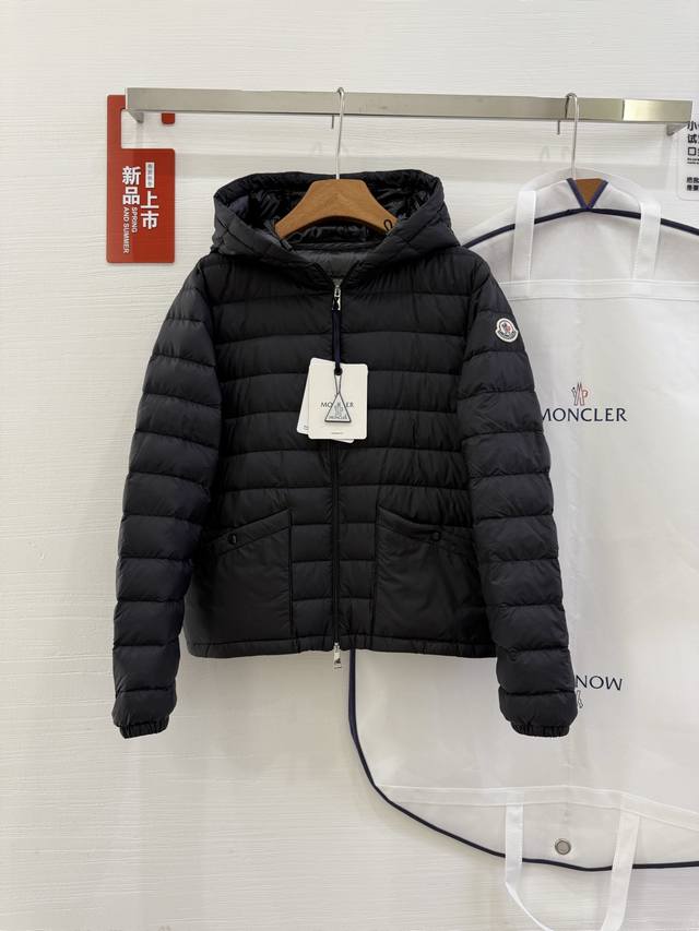The Hede down jacket is made from recycled nylon ripstop and is designed for eve