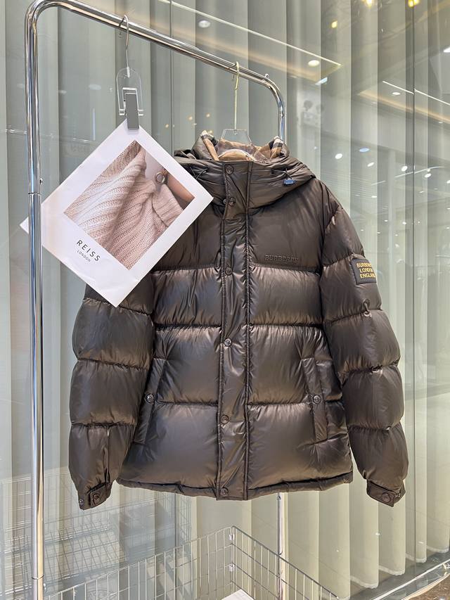 Buberry Burberry black and gold down jacket, a versatile style that suits everyo