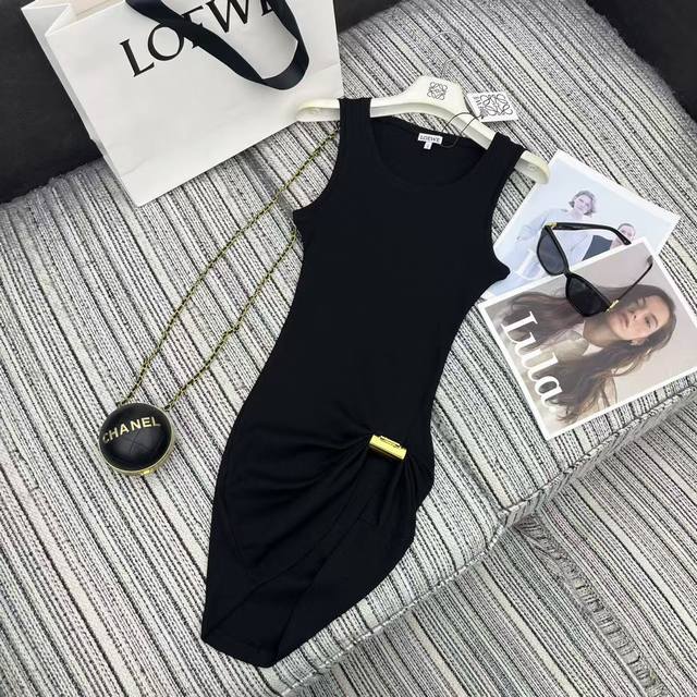 Highly recommend Loew* 25Fw's new early fall metal-embellished slim-fit sleevel