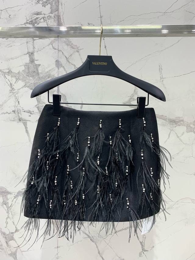 Huarunjia Diamond Chain Feather Skirt P Shine confidently in any occasion! The S