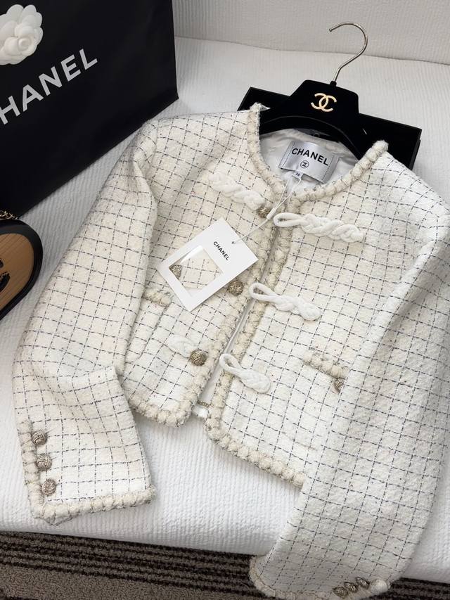 New product spot 25 autumn new double C letter hardware button button tweed jac