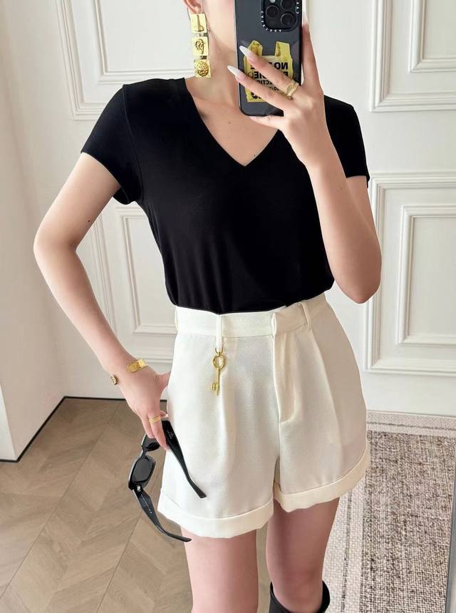 Shiaparelli 2025 Early Autumn New Shorts Key Pendant Black Beige Sml DDD