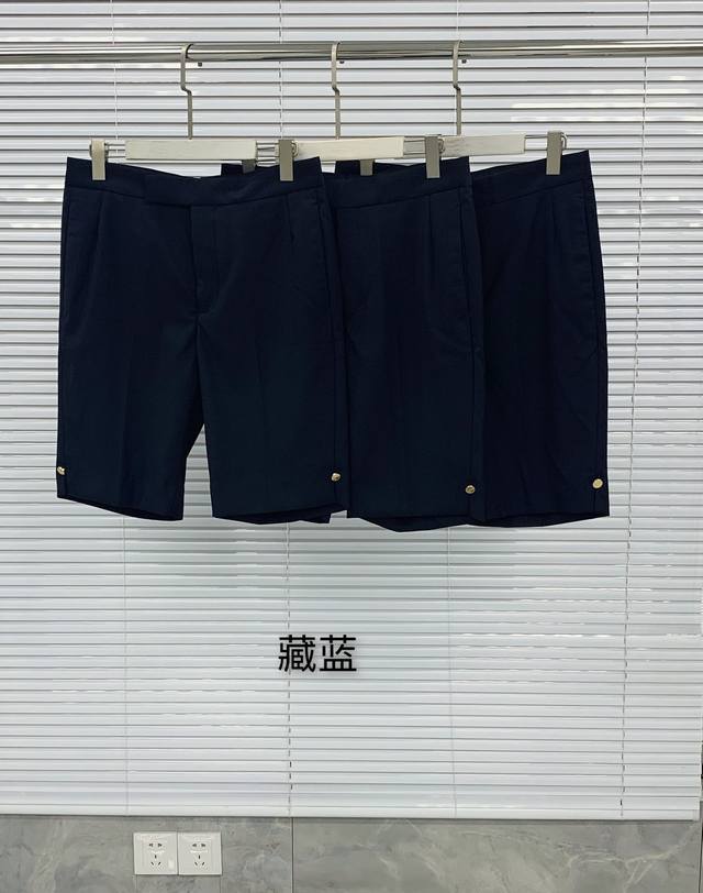 Tb Classic basic suit shorts with a natural, three-dimensional cut, anchor gold