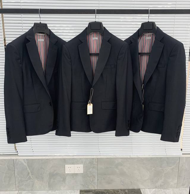 A classic, basic solid-color suit. This classic silhouette is a must-have in you