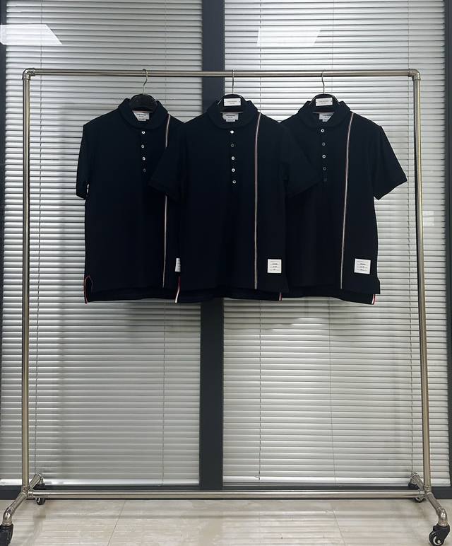 Polo Tb short-sleeved shirt with yarn-dyed stripes on the chest. Made of 220g fi