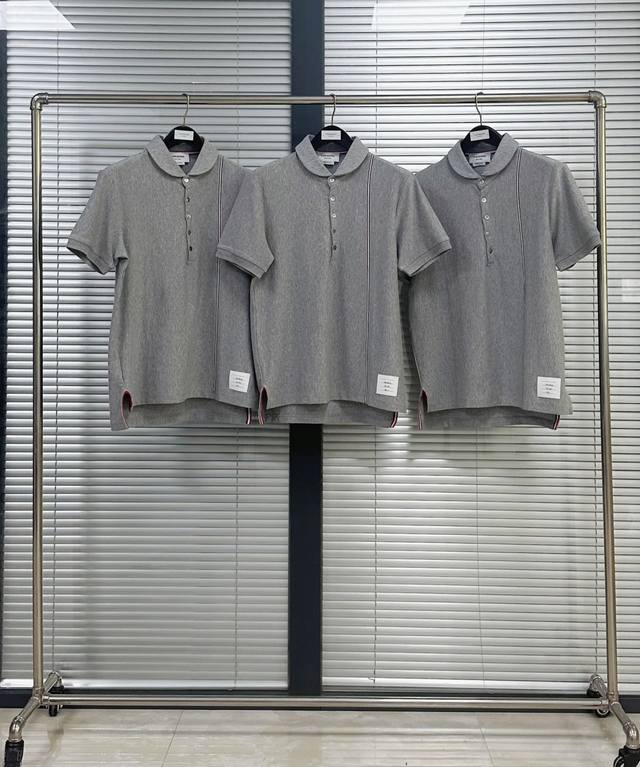 Polo Tb short-sleeved shirt with yarn-dyed stripes on the chest. Made of 220g fi