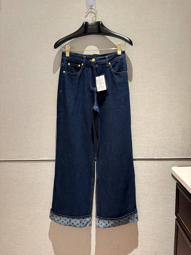 Louis V*'s new loose straight-leg cuffed jeans! Seen by Liu Yifei and Victoria S