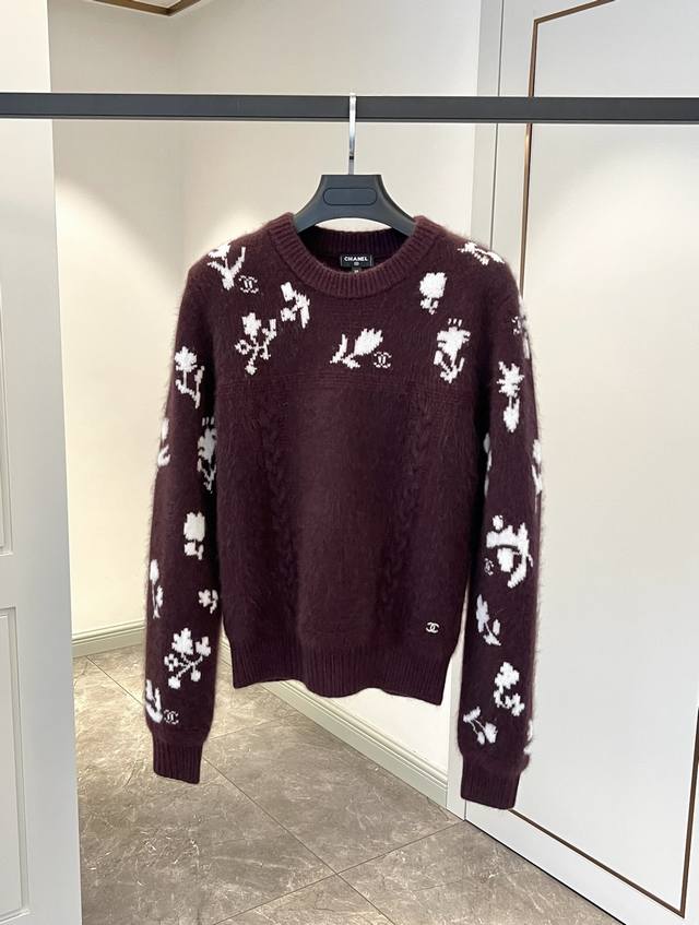 The new season sweaters are particularly beautiful, authentic and limited editi