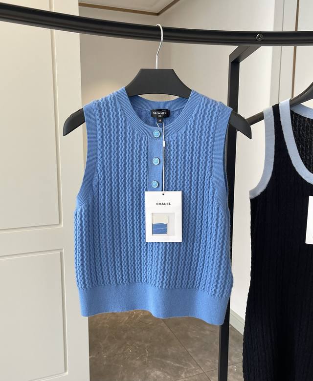 Chanl Chanel 25B blue enamel button double C knitted vest New blue color synchro