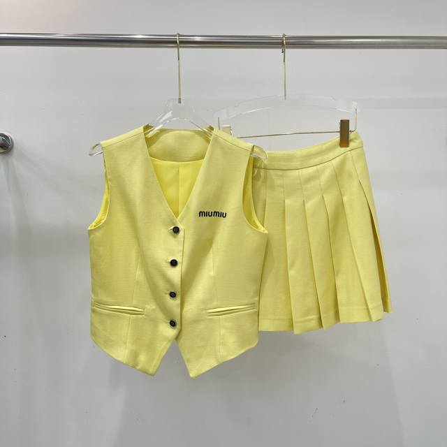 New fashion Miumiu vest pleated skirt suit, noble and elegant, very beautiful a