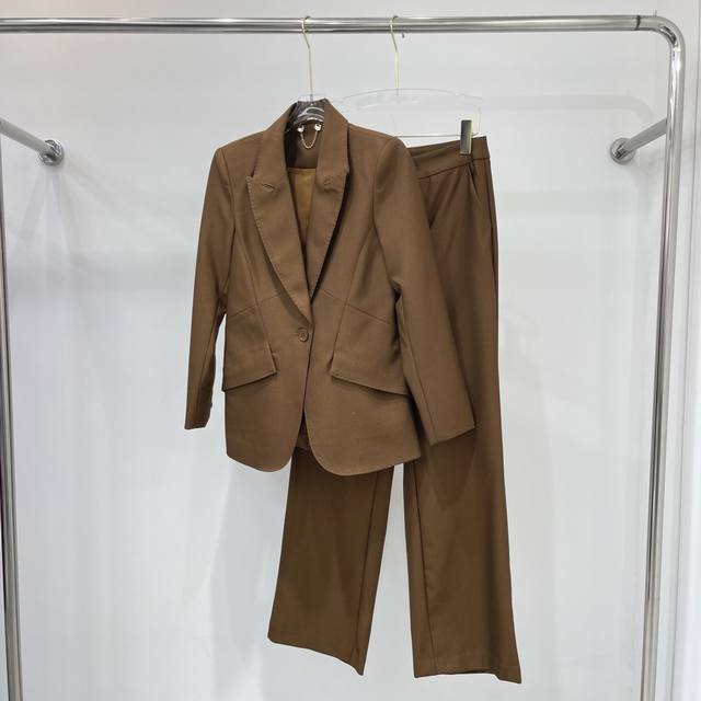 New fashion suit, very beautiful and durable, fashionable and versatile, simple