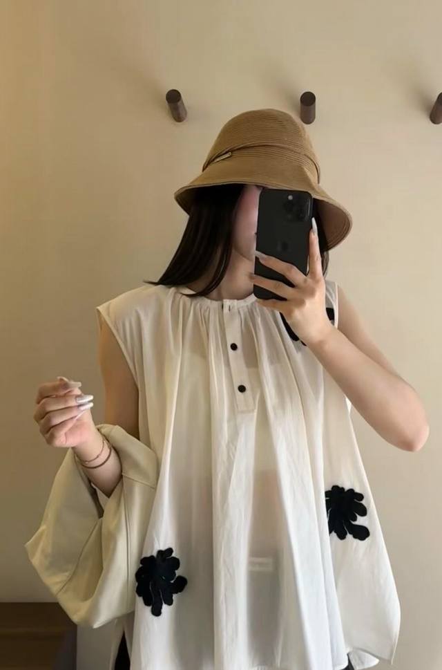 New Black embroidered leaf-shaped appliqu