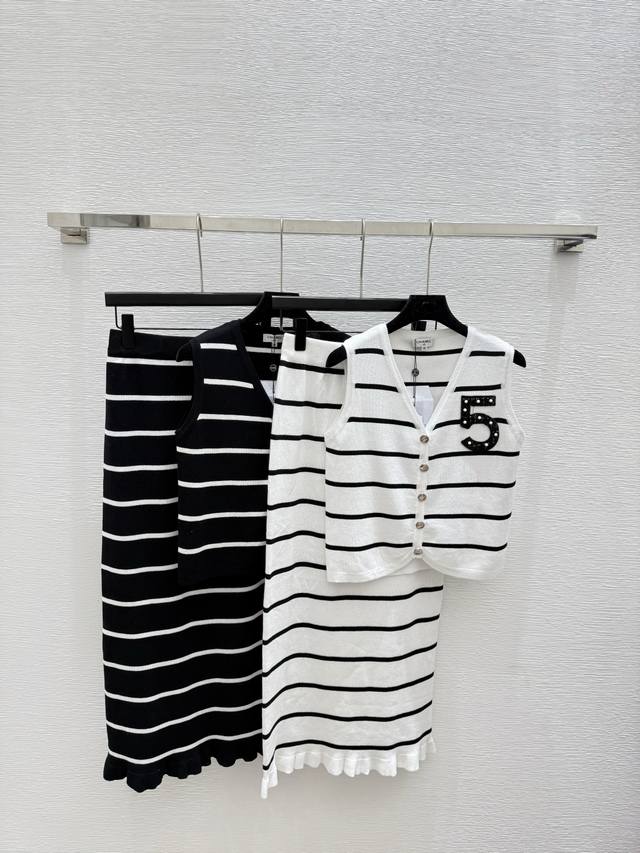 Ch's early autumn new contrast striped knitted suit Color: White Black Size: 36.