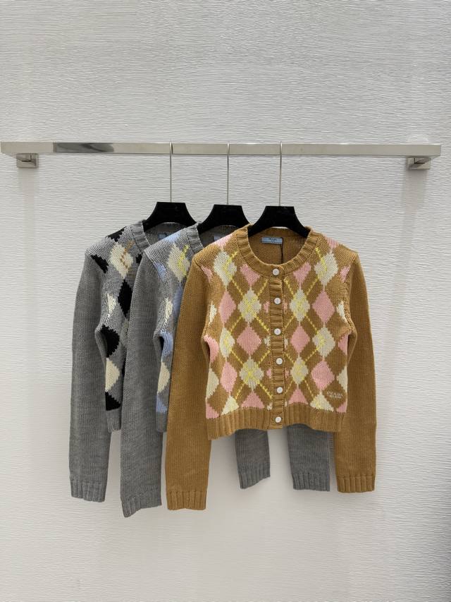 P's early autumn new plaid striped round neck knitted cardigan Color: pink, blue